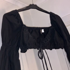 Svart sommartröja  - Säljer denna fina sommar tröja från hm. Bara använt en gång. Skriv vid intresse o om du vill ha fler bilder💞