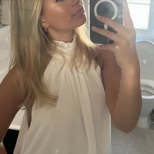 Festtopp - Jättefin topp från H&M, använd 1-2ggr och är helt i nyskickick. 