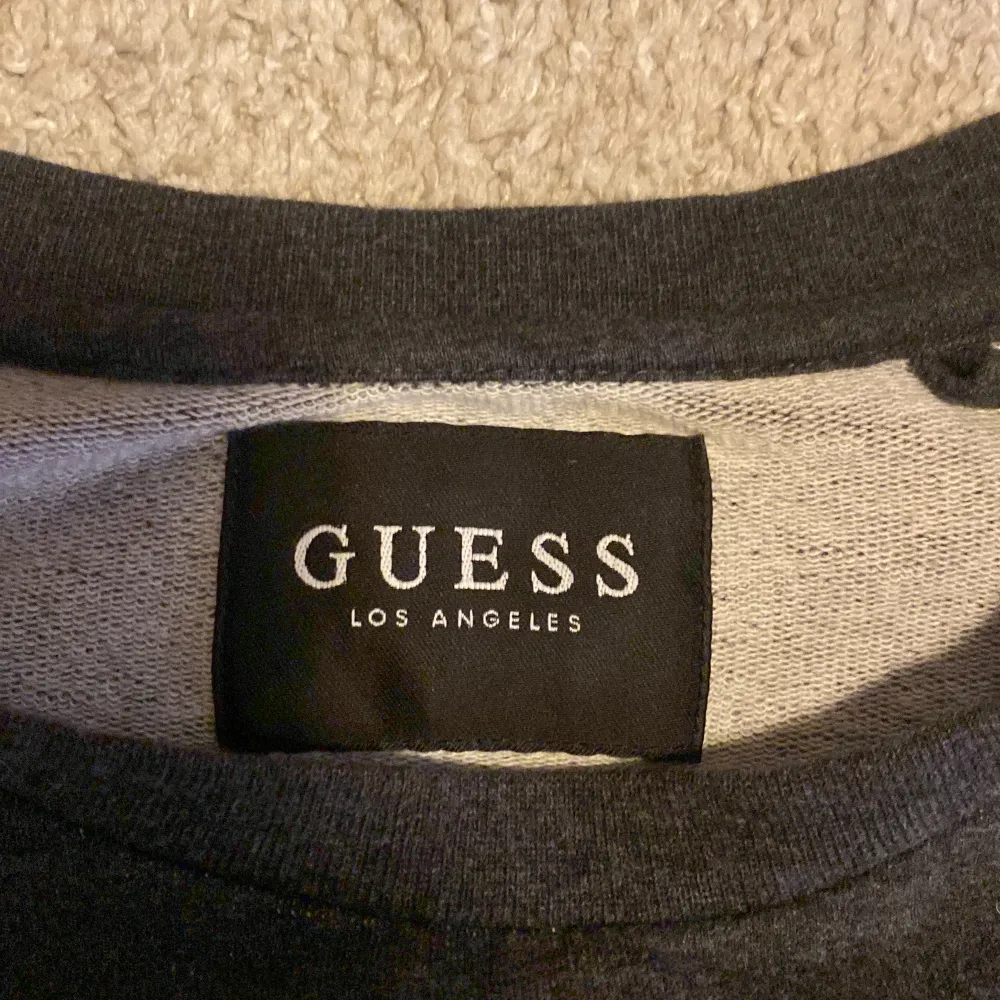 Guess sweatshirt i storlek S, knappt använd, skick 9/10. Hoodies.