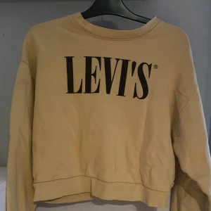 Gul Levis tröja  - Gul jätte fin Levis tröja  Den har en liten fläck på insidan av armen titta andra bild för att se 