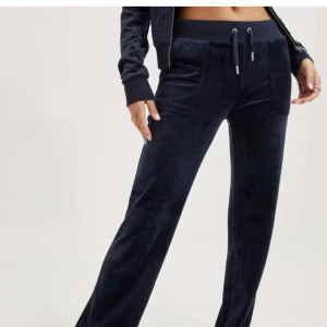 Juciy byxor  - Säljer mina juciy couture byxor då dem ej andvänds så ofta  (bilderna är inte mina skriv för flera bilder) 