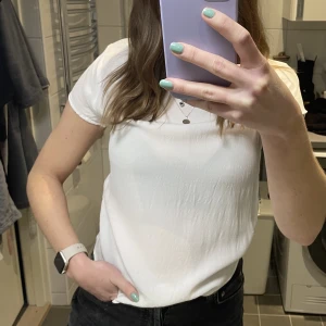 Vit blus - Vit blus från H&M storlek 36. 100 % viskos. Inget att anmärka på.