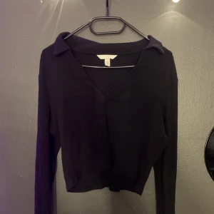 Svart topp - Stretchigt material och går typ till naveln på mig som 165. Passar M/L
