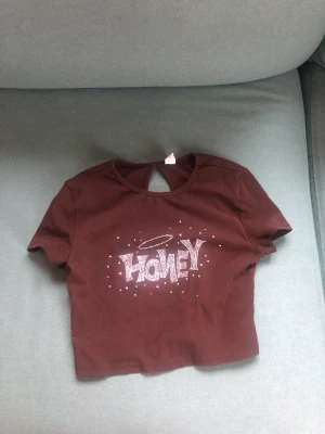 Brun croped top  - Helt oanvänd brun croped top ganska liten i storleken 