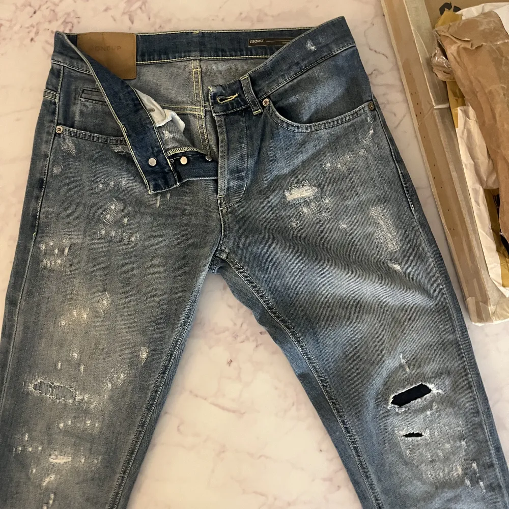 Modell: Gorge (Destroyed Jeans) Skick 9/10 (Nya) Retail: 3300kr Mitt pris: 650kr. Jeans & Byxor.