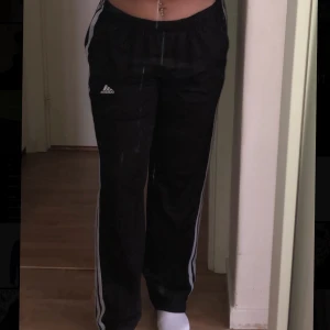 adidas mjukis j - säljer mina adidas byxor, använda några gånger. storlek är XXL men passar även som XL och L 