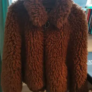 En fin jacka från Zara, brun, knappt använd. Finns vid Liljeholmskajen
