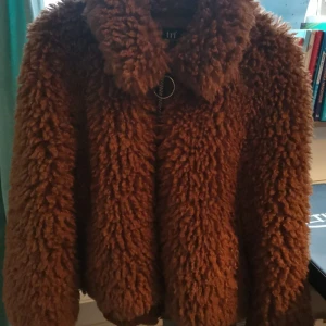 Fluffig jacka från Zara, storlek XS - En fin jacka från Zara, brun, knappt använd. Finns vid Liljeholmskajen