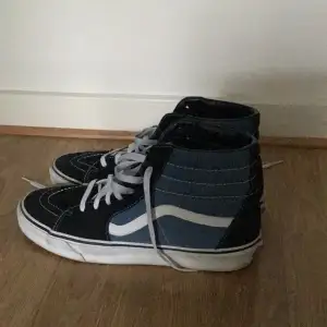 Vans skor som är nästan helt nya. Har använts bara ett par gånger. De luktar fortfarande nytt på insidan. 