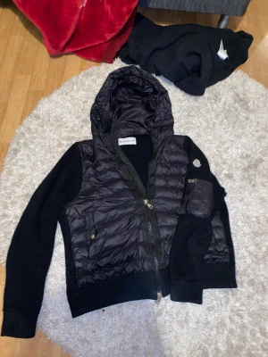 Moncler jacka  - Jag vill sälja den för jag har köpt en ny jacka 