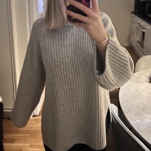 Stickad tröja  - Ny stickad tröja från Gina tricot. Använd 3 gånger. Så skönt och tjockt material. Säljer den för jag aldrig ser tillfällen där jag kommer använda den:(  Ny pris är 399kr. 
