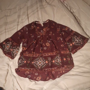 Tunika  - Den framstår brunar på bilderna men enligt mig är de mer lilla.