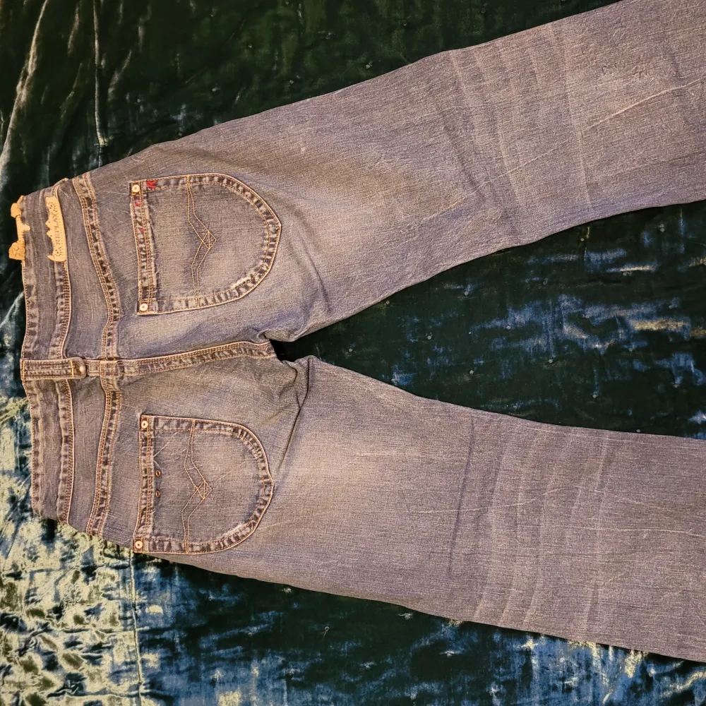 OBS - Har flera intresserade, kan dröja ett tag för svar och köp❣️ Klassiska low-waist jeans från Replay! LÅGT midjemått 87 cm. Meddela för mer info om passform/storlek <3. Jeans & Byxor.