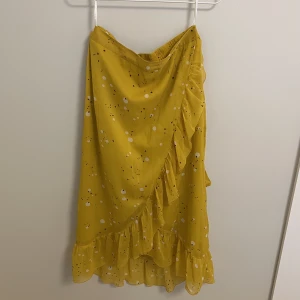 Gul midikjol - Okej skick. Små märken som knappt syns. Fin senapsgul midikjol. Snörning vänster sida