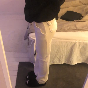 Juicy couture  - Säljer mina jättefina juicy couture byxor! Säljer dom för inte kommit till användning så mycket💞 Köpta från raglady våren 22, köpta för 1200kr säljer för 800kr💞