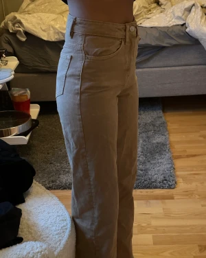 Jeans - Jag säljer detta par jeans från lager 157. Säljer p.g.a att jag har för mycket jeans. Normalmidjade och sköna. Nytt pris runt 300kr säljer för 180kr och 20kr för frakt