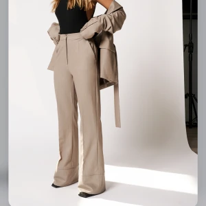 Set Nakd  - Säljer både byxor och kavaj från Hanna schönbers kollektion med Nakd. Båda delarna är i storlek 36, fint skick!  Nypris 1100, slutsålt 