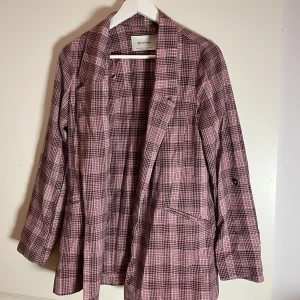 rosa blazer - Jättefin blazer från stradivarius!💝 Säljer pga för liten storlek, armarna går att vika upp. Använt den en gång!💗