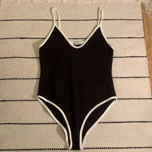 Body Zara - Body från Zara i storlek S. Använt max 2 ggr, bra och tjockt material.