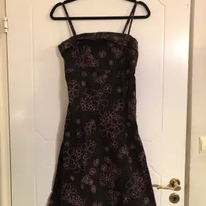 supersöt blommig klänning i storlek 38. köpt på H&M och knappt använd. skicka pm om du har frågor eller vill se fler bilder <3 