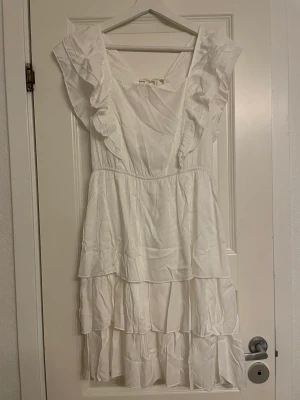 Vit klänning  - Samma med denna! Säljes helt oanvänd! Beställde flera men valde andra. Superfin och trendig volang nederdel. Är i storlek XL men sitter som en L