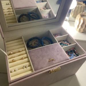 Smyckeskrin  - Jättefint smyckeskrin i väldigt bra skick! väldigt stor och praktisk✨ 150kr + frakt, skriv för fler bilder eller frågor🤍