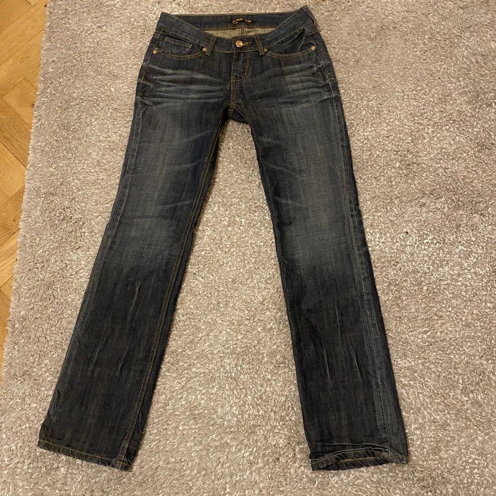 Lågmidjade supersnygga utsvängda vintage Morris jeans, köpta i Italien. Säljer för att de är för små för mig. Modellen på bilden är 164cm lång och har storlek S i vanliga fall (27 i byxor). Köparen står för frakten (slutpris+frakt=total). Kan mötas upp.. Jeans & Byxor.