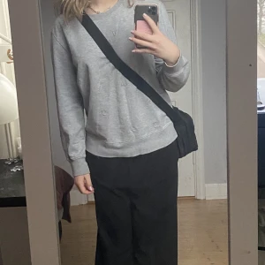 Grå sweater - Fin grå sweater som sitter bra utan att bli oversized. Gråa bokstäver på framsidan som detalj och i bra skick!