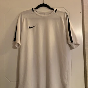 Vit t-shirt (Nike) - knappt använd Nike t- shirt (sportswear) i jättebra skick, storlek XL. skicka pm om du har frågor eller vill se fler bilder <3 