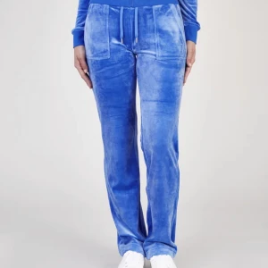 juicy byxor  - säljer mina blåa juicy byxor för dom kommer inte till användning, kom privat för fler bilder💗köparen står för frakten. Äkta!!