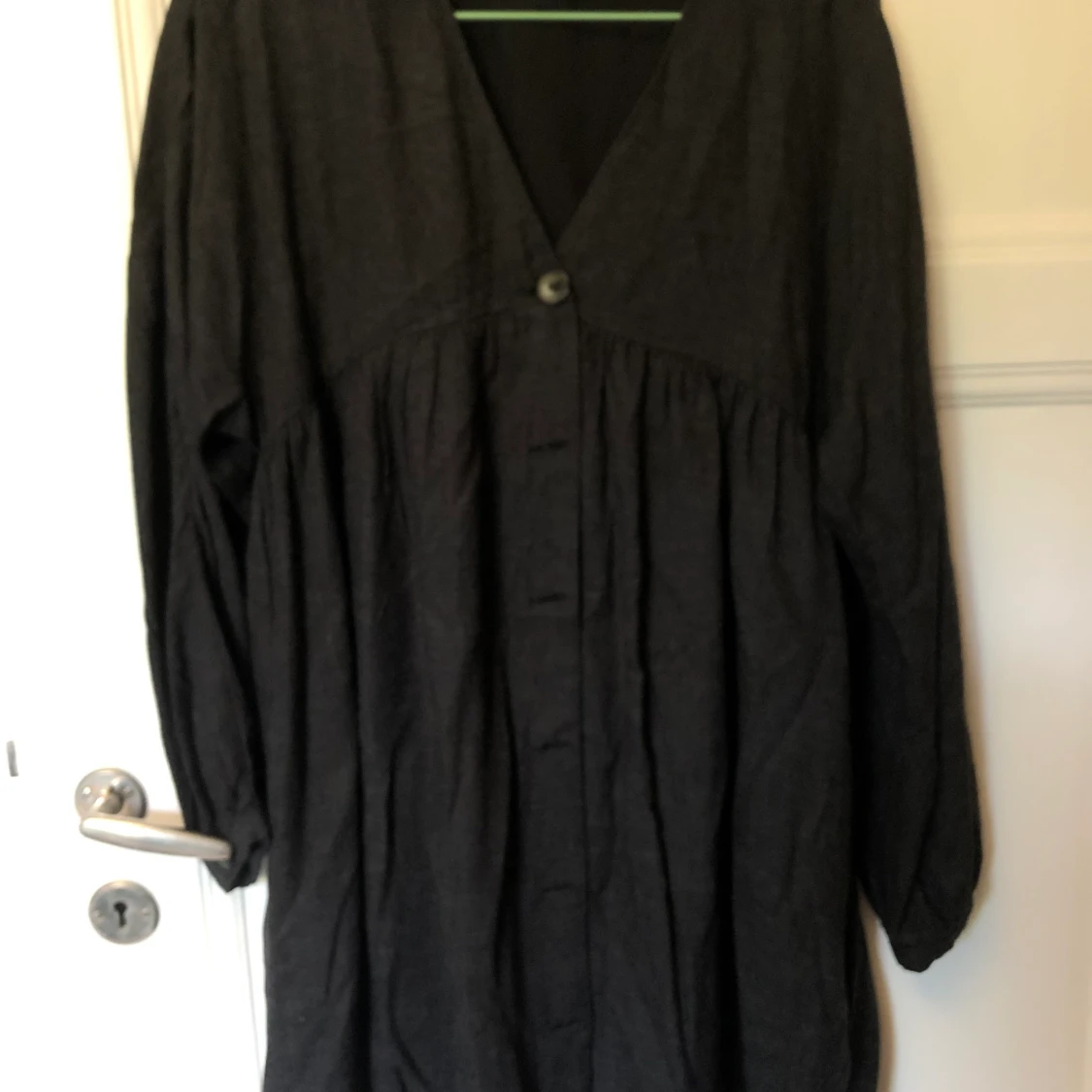 Klänning med knäppning