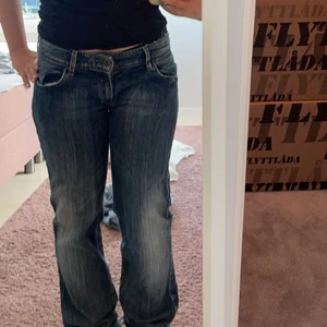 Levis vintage jeans - säljer ett par oerhört snygga lågmidjade straight fit Levis jeans i modell 570, midjemått 86cm och innebenlängd 85 cm