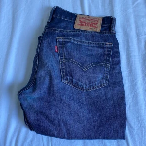 Levi’s jeans 511 - Detta är några snygga och stiliga Levi’s jeans modellen 511. Dessa byxor är verkligen något som kommer steppa upp din klädstil rejält! Storlek är W 31 L 30, herrstorlek