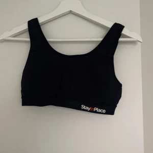 Sport top  - Sport top ifrån stay in place, använd en gång men passar inte längre, i vad jag tror är storlek xs, justerbara axelband och även runt om, ger ett bra stöd, i fint skick