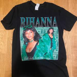 Printed T med Rihanna på Har används någon gång, bra kvalite!!👯‍♀️✨