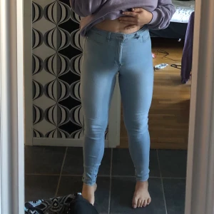 Jeans - Ljusblåa jeans från Gina tricot i storlek S. Säljer då dom inte passar mig i midjan. Köpta för 500kr, säljer för 150kr + frakt ❤️