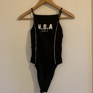 Body med tryck - Svart body med tryck, köpt för 3 år sen. Aldrig använd