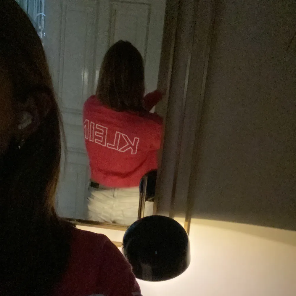 Säljer denna jätte fina tröjan från Calvin Klein limited edition, använt väldigt lite för att den är för lite för mig ner till och har varit sen jag köpte den. Använt 6gånger max och hoppas att den passar nån annan🫶🏽 kontakta mig om ni har nån fråga!!💗. Tröjor & Koftor.