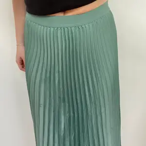 En grön kjol från H&M i ett super coolt material. Skriv för fler bilder💚💚