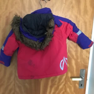 Blå vinter jacka  - It’s a really good jacket. Still in good shape. It’s from a very good brand “North Bend.