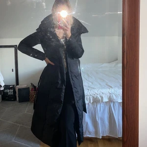 Vinterjacka - En superfin jacka från rockandblue, jag har aldrig använt den, alla prislappar sitter kvar. Den är vattenavvisande och verkar vara varm o skön. Den har även en huva och ett ”bälte” runt midjan. Köparen står för frakt  Nypris: 2500kr