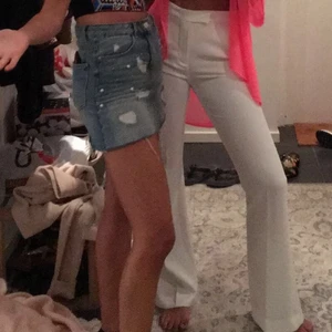 Vita vintage kostymbyxor  - Så fina kostymbyxor från zara, gammal modell så finns ej längre, långa!! Och i nyskick. Kan skicka fler bilder