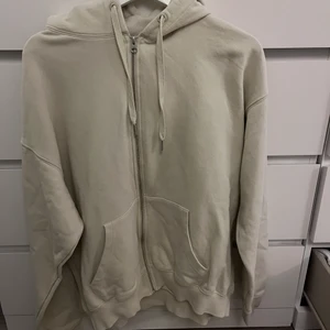 Zip hoodie - Vailent Zip hoodie Använd i ca 3 veckor Säljer då den inte föll mig i smaken Köpt för 600 Beige färg
