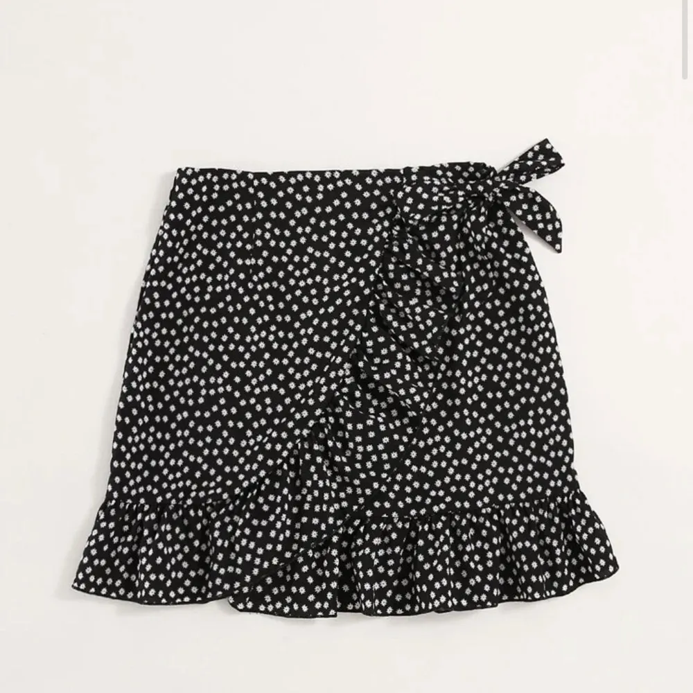 Svart kjol med blommönster i storlek S från shein. Använd ca 3 ggr, inga defekter.  Nypris 79 kr.  50kr+frakt💘                      (sista bilden är lånad) . Kjolar.
