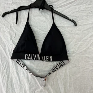 Bikini topp - Calvin Klein bikini topp. Aldrig använd. Storlek S/M. Knäppe där bak. 