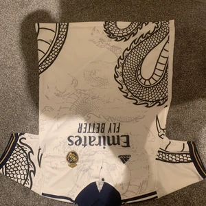 Real Madrid Dragon limited edition - Storlek L/M passar båda. Skicka 9.4/10 använt ett fåtal gånger. Köpt på JD sports. 22/23 edition