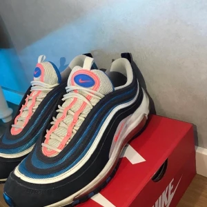 Nike Air Max 97 - Sällsynta Nike air max | Skick: 8,5/10 •Box följer med  •Skorna går ej att köpa någon annan stans för att de har slutat att tillverkas