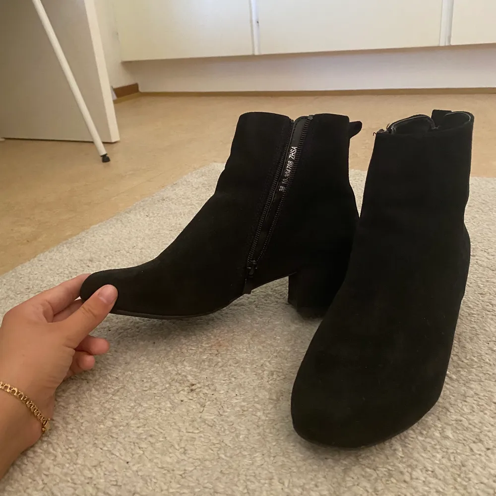 Ett par svarta boots med mockaimitation och lagom hög klack. Fungerar utmärkt till både vardag och festligheter. Använda några gånger men skorna är i bra skick!  . Skor.