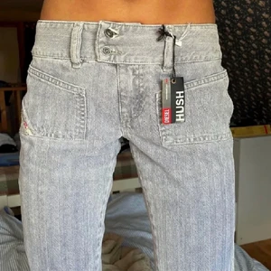 Diesel Jeans - Måste tyvärr sälja dessa svin snygga jeansen!:( Pris kan diskuteras vid snabb affär! De är i storlek 26, vilket jag brukar ha, men de passar tyvärr inte. Passar bättre på en som bär 25/34 i byxor.  (Första bilden är lånad) OBS ena byxknappen är lite lös! 