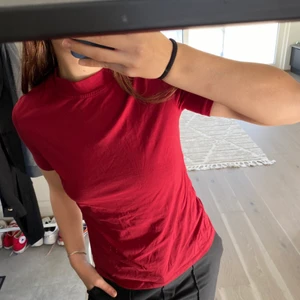 T-shirt - T-shirt med halvpolo från nelly trend❤️‍🔥 Härlig röd färg och perfekt nu till hösten 🍂